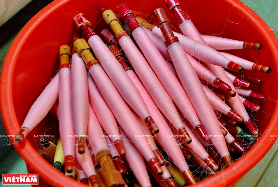 Rolls of fibers for weaving silk (Photo: VNA)