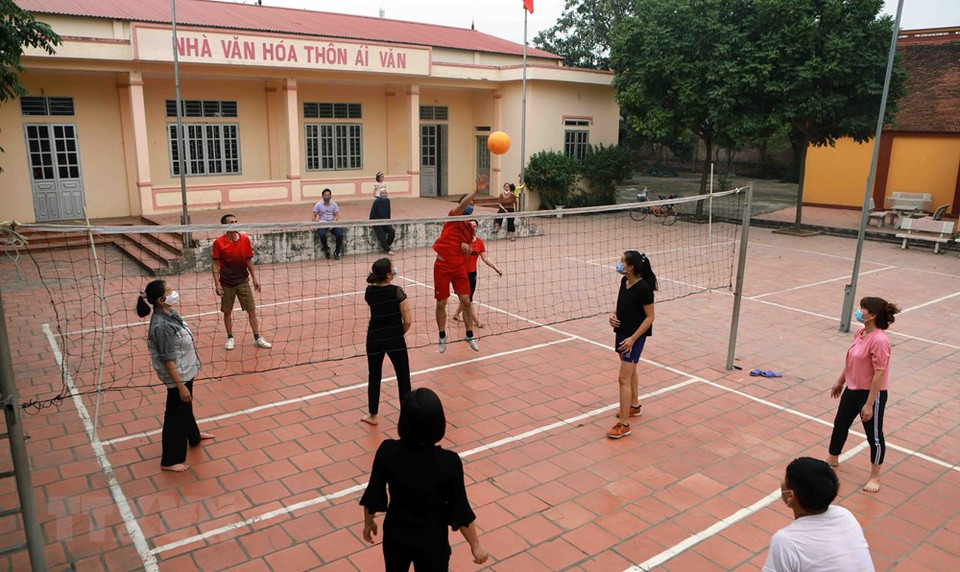 People in Ai Van hamlet are play volleyball every afternoon at the cultural house (Photo: VNA).