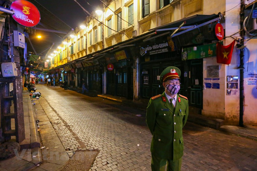 Local authorised units reveal that after the order of Hanoi Chairman Nguyen Duc Chung, all shops and entertainment venues suspend their operation on pedestrian areas on Ta Hien street. Many restaurants and bars on Ta Hien, Ma May, Luong Ngoc Quyen streets and surrounding areas have temporarily closed and posted signs in Vietnamese and English to inform visitors. The World Health Organization (WHO) has been encouraging basic protective measures against the COVID-19 outbreak including washing your hands, avoid touching your face, practising respiratory hygiene and social distancing. To maintain social distancing, everyone should be at least one metre apart from each other and especially those who is coughing or sneezing. (Photo: Vietnam+)