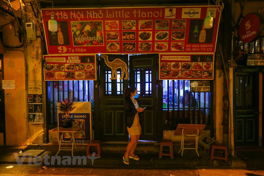 The temporary suspension is a necessary move to prevent the spread of the novel coronavirus in the community as the city is at high risk of infection. Shop owners pledge to cooperate with authorised units to avoid possible infection and combat COVID-19 transmission in the community. Local authorised units reveal that after the order of Hanoi Chairman Nguyen Duc Chung, all shops and entertainment venues suspend their operation on pedestrian areas on Ta Hien street. Ta Hien street, known as the first street where the majority of foreign tourists set foot on when coming and before leaving Hanoi, is nearly empty. (Photo: Vietnam+)