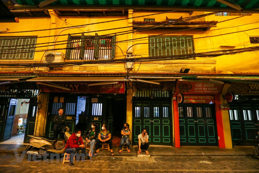 Shop owners pledge to cooperate with authorised units to avoid possible infection and combat COVID-19 transmission in the community. Local authorised units reveal that after the order of Hanoi Chairman Nguyen Duc Chung, all shops and entertainment venues suspend their operation on pedestrian areas on Ta Hien street. Ta Hien street, known as the first street where the majority of foreign tourists set foot on when coming and before leaving Hanoi, is nearly empty. Before the pandemic, for the majority of international visitors to the capital, Ta Hien street represents an attraction not to be missed, with the area’s clientele being a mix of travelers, expats, and local Vietnamese people. Shops on Ta Hien street inform their closure to customers amid COVID-19 pandemic outbreak. The closure makes many foreigners surprised. (Photo: Vietnam+)