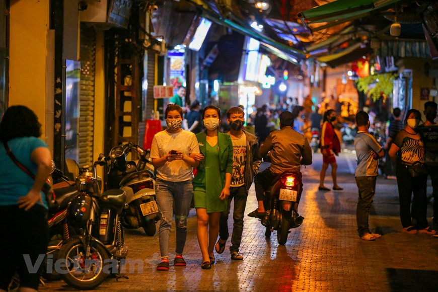Ta Hien street, known as the first street where the majority of foreign tourists set foot on when coming and before leaving Hanoi, is nearly empty. Shop owners on Ta Hien street say they will cooperate with authorised units to avoid possible infection and combat the spread of COVID-19 pandemic. At 20:00 on Saturday, March 14, few people pass by the 'beer hub', contrary to the bustling scene during normal days before the pandemic broke out. Local authorised units reveal that after the order of Hanoi Chairman Nguyen Duc Chung, all shops and entertainment venues suspend their operation on pedestrian areas on Ta Hien street. (Photo: Vietnam+)