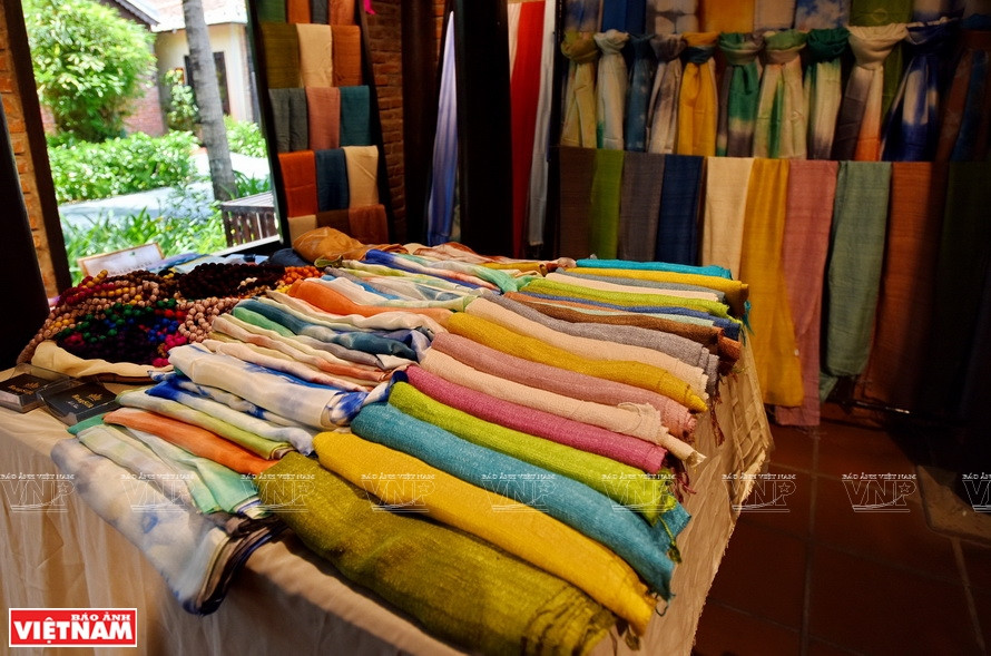 High-class silk made from Ma Chau silk village (Photo: VNA)