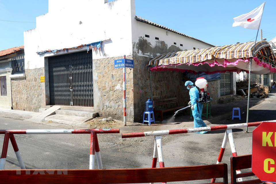 The quarantined areas are disinfected twice a day (Photo: VNA) 