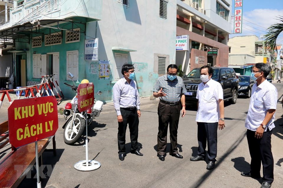 Leaders of Binh Thuan province encourages military soldiers and medical staff to well implement supervision work, ensuring the safety for the quarantined areas (Photo: VNA)