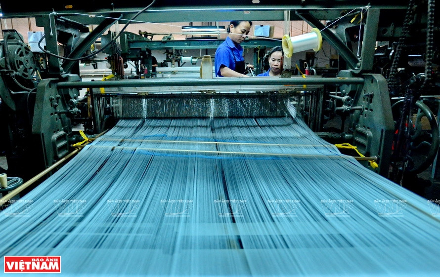 A machine weaving quality silk to make kimonos in Bao Loc district, Lam Dong province, which is known for growing mulberry trees and raising silkworms (Photo: VNA)