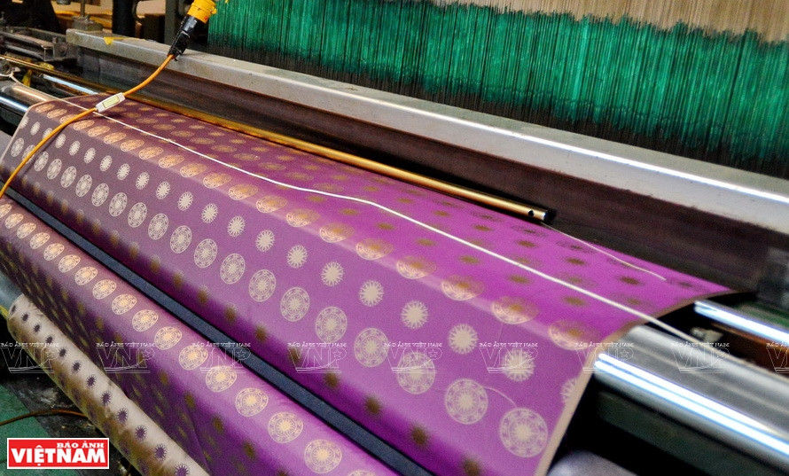 A weaving machine for making high-class silk (Photo: VNA)