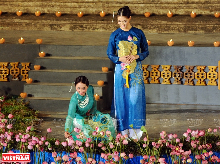 Elegant silk fashion designs (Photo: VNA)