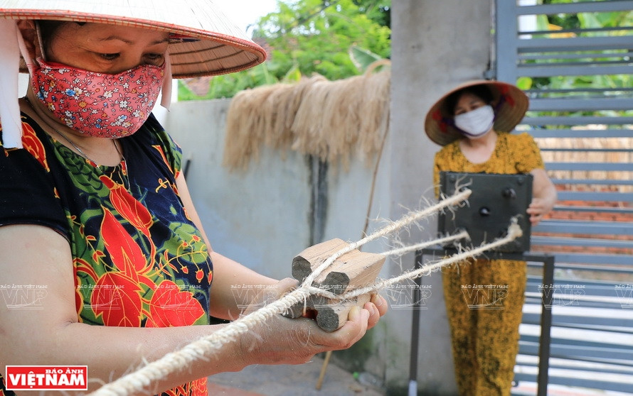 Farmers produce hammocks out of banana fibers. (Photo: VNP/VNA)