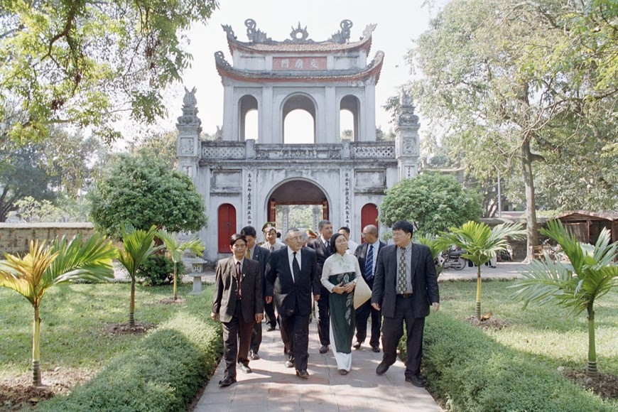President of the House of Representatives of Morocco Abdelwahed Radi visits Temple of Literature (Hanoi) as part of his official visit to Vietnam from March 3 to 7, 2003. (Photo: VNA)