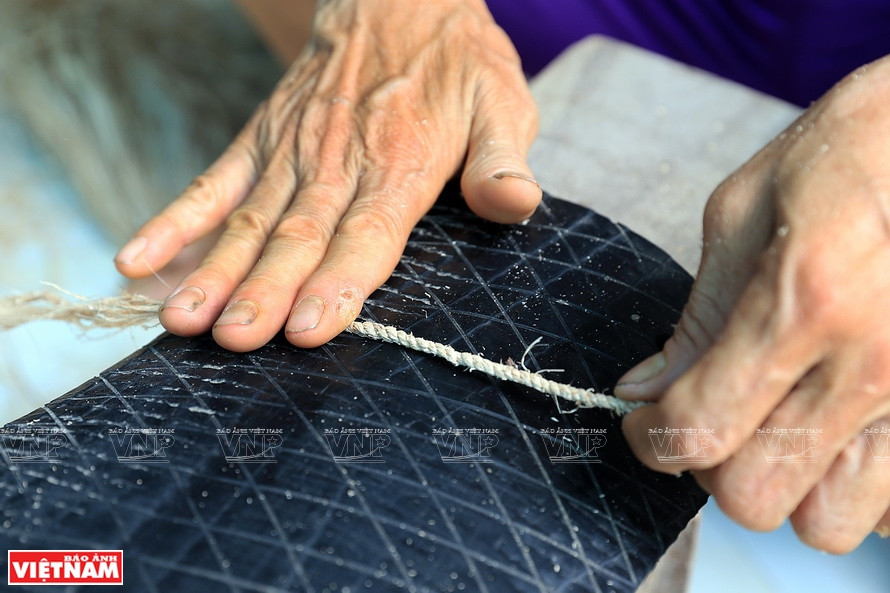 Banana fibers are braided into a rope. (Photo:VNP/VNA)