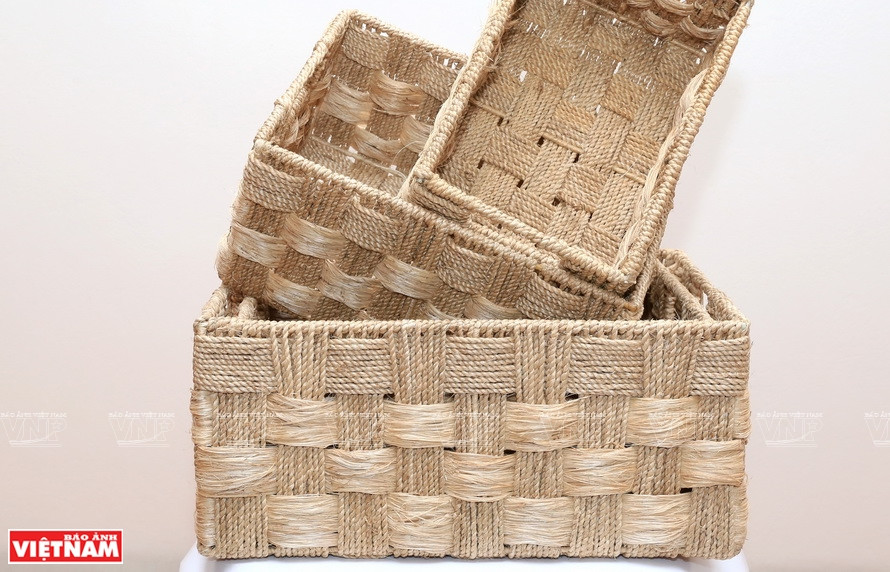 Handicraft products are made from banana fibers. (Photo: VNP/VNA)