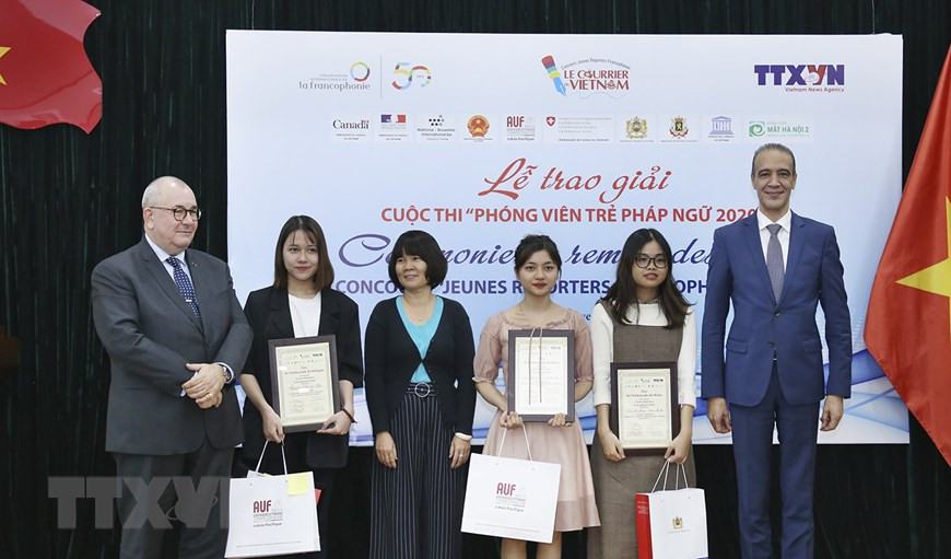 Ambassador of Morocco to Vietnam Jamale Chouaibi (first right) presents Morocco Embassy’s Awards as part of a competition for young Francophone journalists in 2020, jointly held by French-language newspaper Le Courrier du Vietnam (under Vietnam News Agency) and International Organisation of La Francophonie (OIF), Hanoi, November 13, 2020. (Photo: VNA)