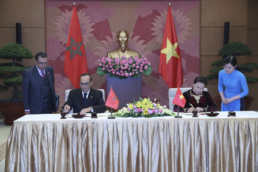 National Assembly Chairwoman Nguyen Thi Kim Ngan and President of the House of Representatives of Morocco Habib El Malki sign a Memorandum of Understanding on cooperation between parliaments of the two countries, Hanoi, December 18, 2017. (Photo: VNA)