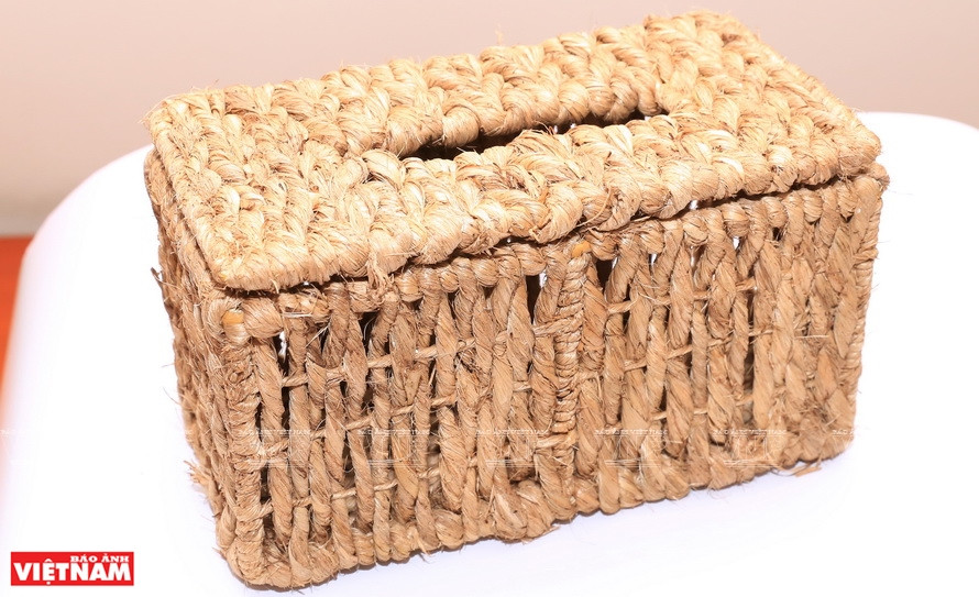 Handicraft products are made from banana fibers. (Photo: VNP/VNA)
