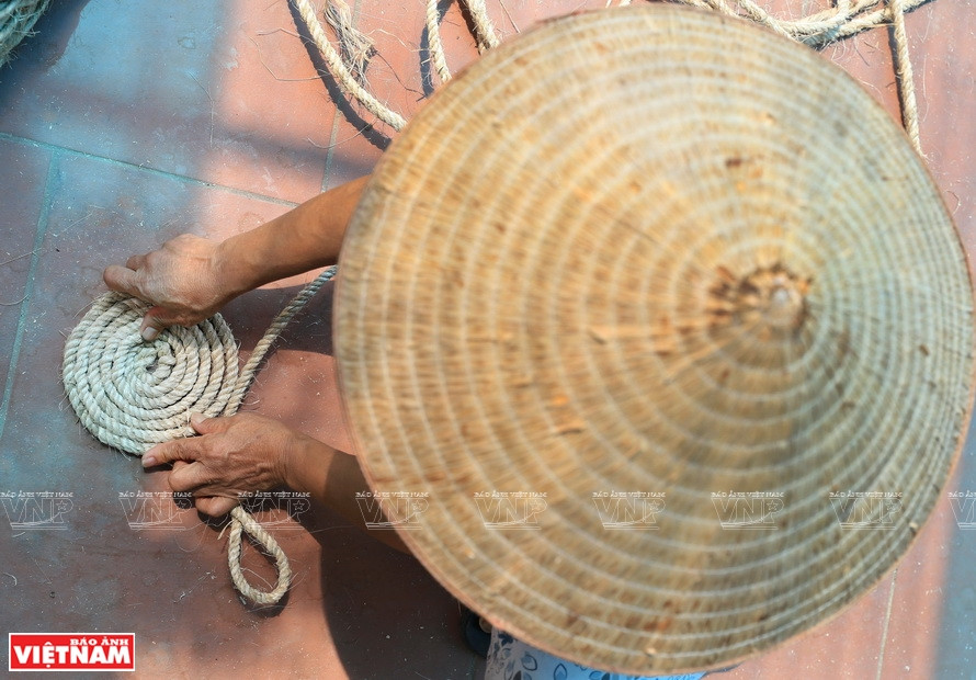 Banana fibers can be used to weave mats and carpets. (Photo: VNP/VNA)