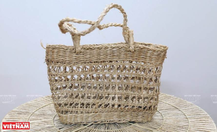 Handicraft products are made from banana fibers. (Photo: VNP/VNA)