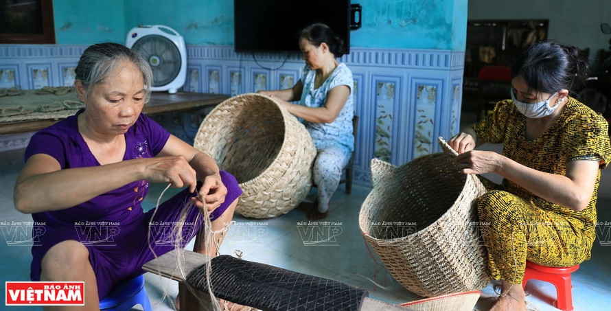 Farmers make baskets out of banana fibers. (Photo: VNP/VNA)