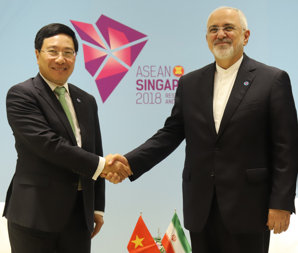Deputy PM and Foreign Minister Pham Binh Minh and Iranian Foreign Minister Mohammad Javad Zarif in Singapore on August 2 (Photo: VNA)