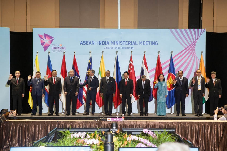 Deputy PM and Foreign Minister Pham Binh Minh (fifth, right) and other foreign ministers at the ASEAN-India Ministerial Meeting on August 3 (Photo: VNA)