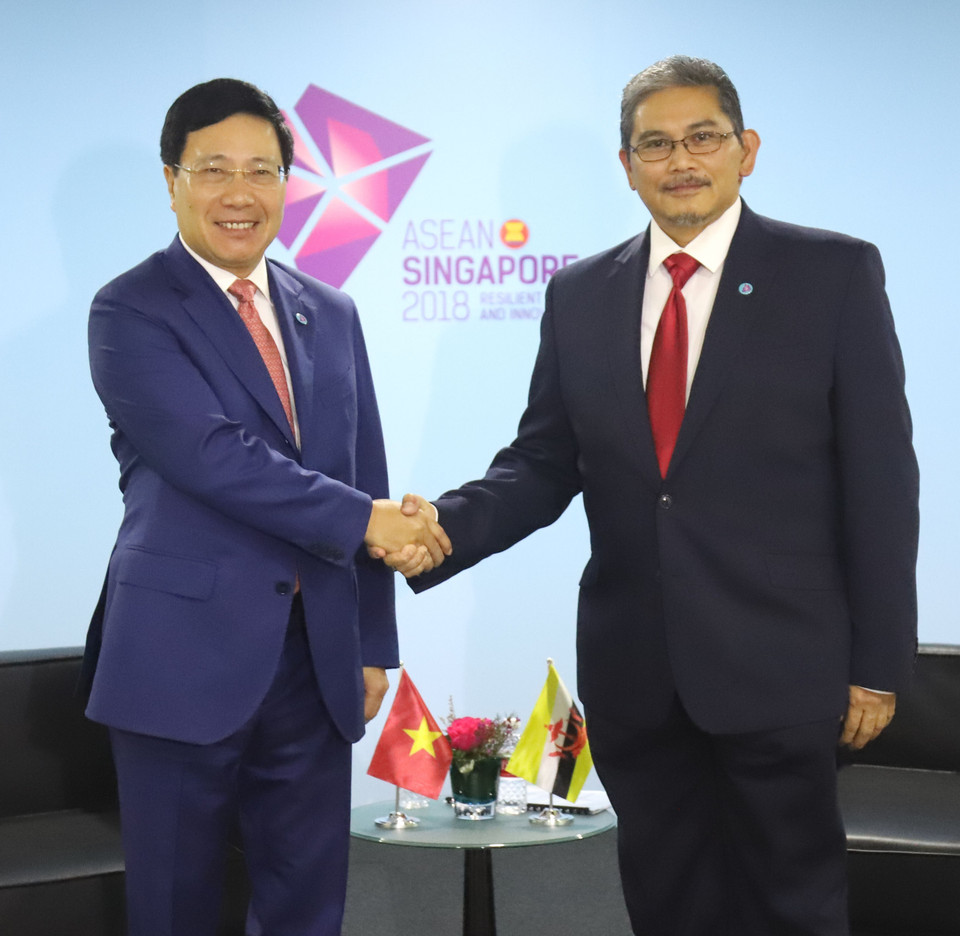 Deputy PM and Foreign Minister Pham Binh Minh (L) meets with Brunei's Second Minister of Foreign Affairs and Trade, Dato Erywan Pehin Yusof in Singapore on August 4 (Photo: VNA)