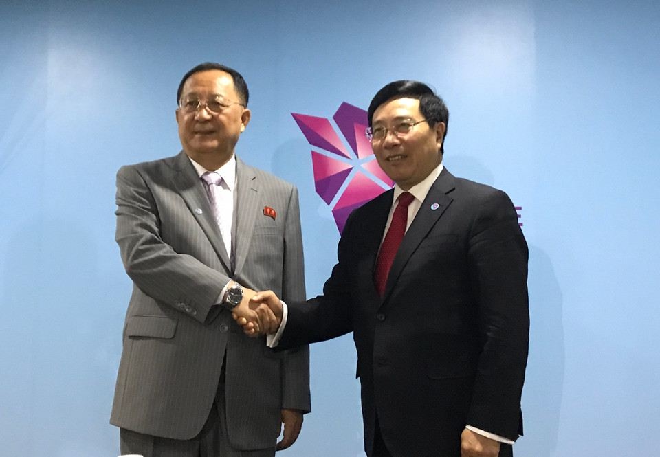 Deputy PM and Foreign Minister Pham Binh Minh and Minister of Foreign Affairs of the Democratic People's Republic of Korea Ri Yong-ho in Singapore on August 3 (Photo: VNA)