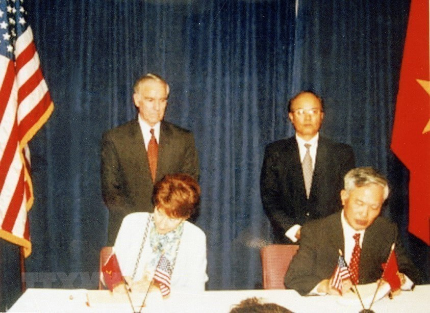 Minister of Commerce Vu Khoan and US Trade Representative Charlene Barshefsky sign the U.S.-Vietnam Bilateral Trade Agreement after four consecutive years of negotiation, July 13, 2000. (Photo: VNA)