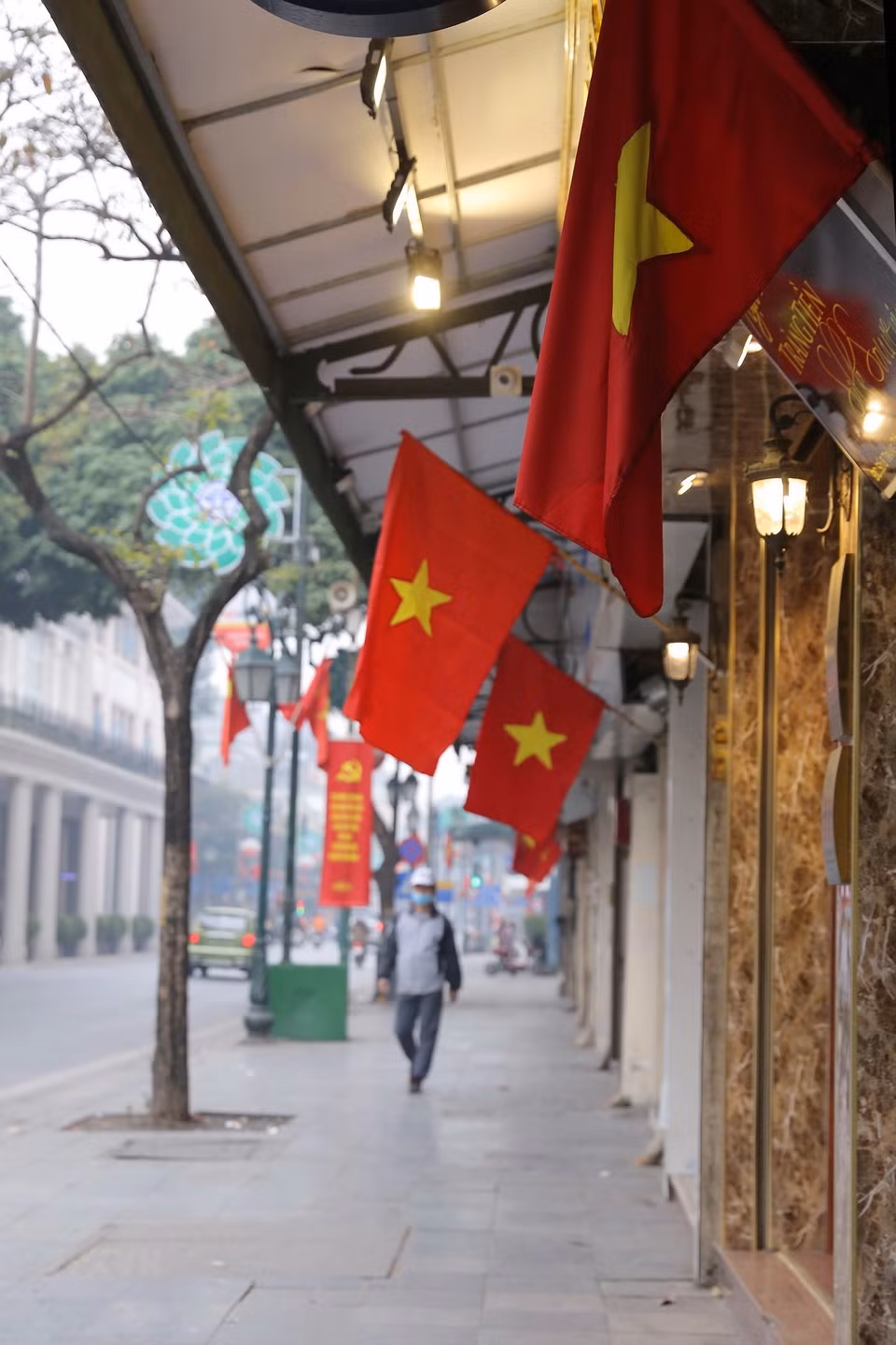  The national flag is hanged along Trang Thi street in Hanoi’s Hoan Kiem district ahead of the Party Congress (Photo: VNA)