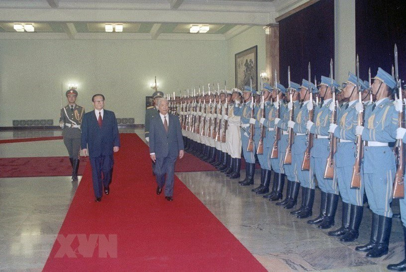 Jiang Zemin, General Secretary of the Chinese Communist Party, President of China hosts a welcome ceremony for Party General Secretary Do Muoi during the latter’s official friendship visit to China from July 14 to 18, 1997. (Photo: VNA)