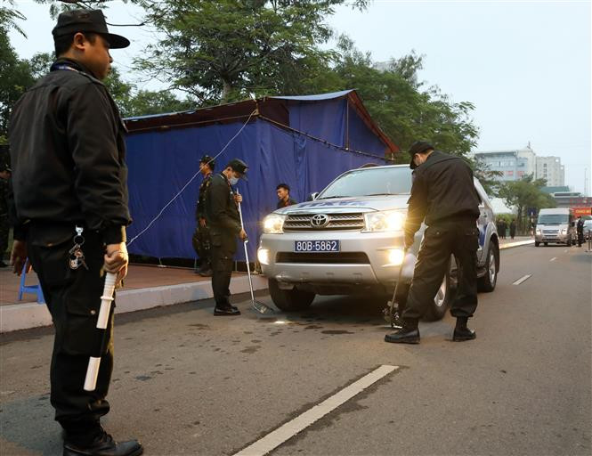 Security force inspect all vehicles entering the National Convention Centre. (Photo: VNA)