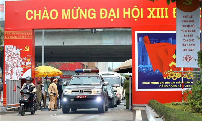 Security force inspect all vehicles into the National Convention Centre. (Photo: VNA)