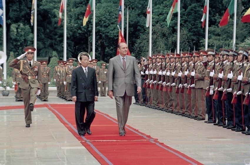 State President Tran Duc Luong hosts a welcome ceremony for President of France Jacques Chirac while the latter was in Hanoi for an official visit to Vietnam and participation in the 7th Francophone Summit from November 12 to 16, 1997. (Photo: VNA)