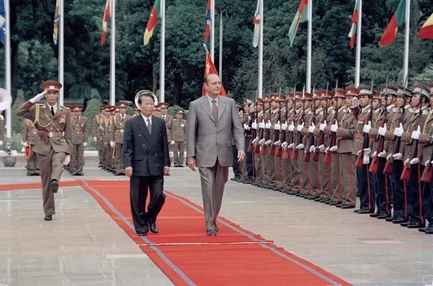 State President Tran Duc Luong hosts a welcome ceremony for President of France Jacques Chirac while the latter was in Hanoi for an official visit to Vietnam and participation in the 7th Francophone Summit from November 12 to 16, 1997. (Photo: VNA)