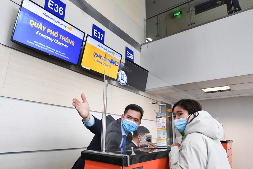 Passengers proactively wear face masks as a protective measure against unpredictable developments of COVID-19 outbreak (Photo: Vietnam+)