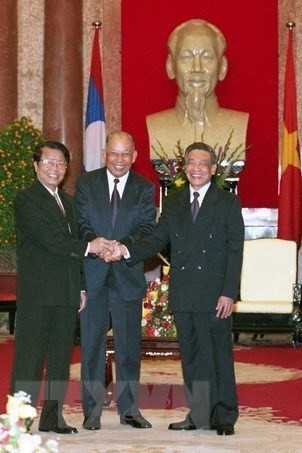 Party General Secretary Le Kha Phieu, State President Tran Duc Luong and Khamtai Siphandon, Chairman of the Central Committee of the Lao People's Revolutionary Party, President of Laos, at the Presidential Palace in Hanoi during the Laos leader’s visit to Vietnam, January 4, 1999. (Photo: VNA)