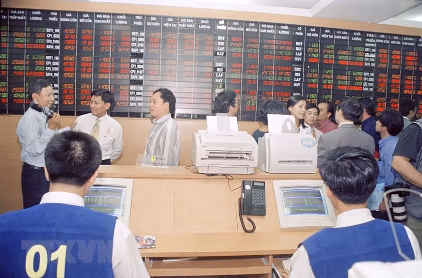 Ho Chi Minh City Securities Trading Centre opens, marking the official foundation of Vietnam’s stock market, July 20, 2000. (Photo: VNA)