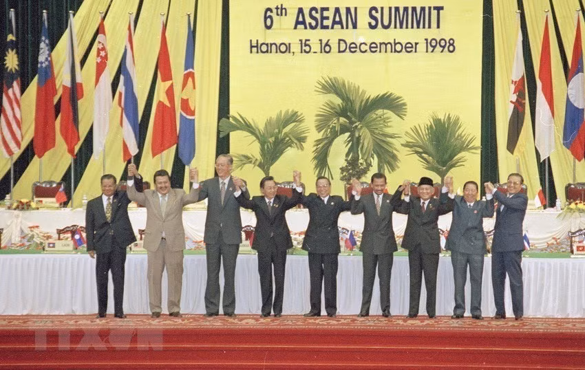 Vietnam successfully organised the 6th ASEAN summit in December 1998. This was the first time Vietnam has organised an event of ASEAN since its admission to the association. In the photo: Prime Minister Phan Van Khai (middle) and ASEAN leaders pose for group photos at the closing ceremony of the 6th ASEAN summit. (Photo: VNA)