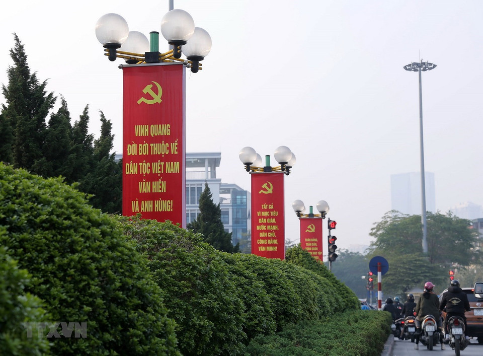 Banners with welcoming words towards the 13th National Party Congress on Xa Dan street in Hanoi’s Dong Da district (Photo: VNA)