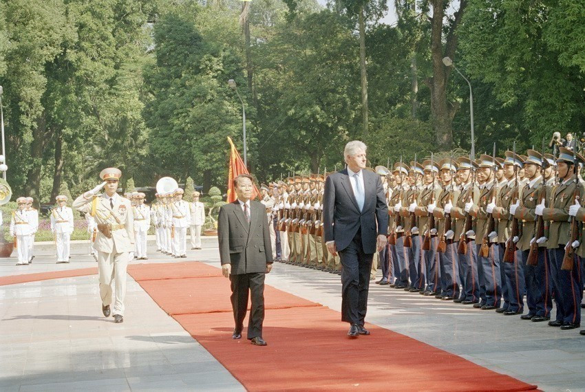 State President Tran Duc Luong hosts a welcome ceremony for US President Bill Clinton during the latter’s visit to Vietnam from November 16 to 19, 2000. (Photo: VNA)h