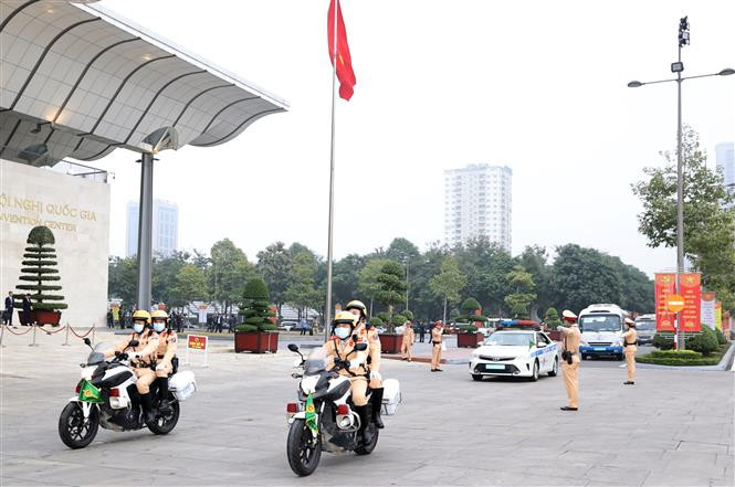 Traffic police (under the Hanoi Department of Public Security) organise traffic flows and deploy motorcades to ensure smooth and safe traffic during the 13th National Party Congress. (Photo: VNA)