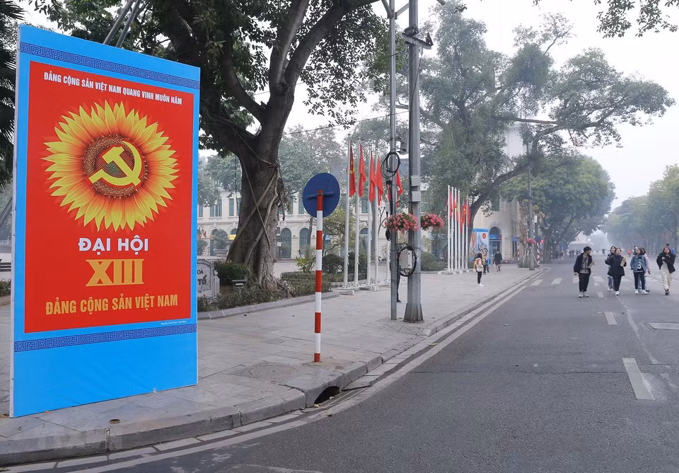 A panel is placed in front of Ly Thai To park in Hanoi’s Hoan Kiem district to welcome the 13th National Party Congress (Photo: VNA)