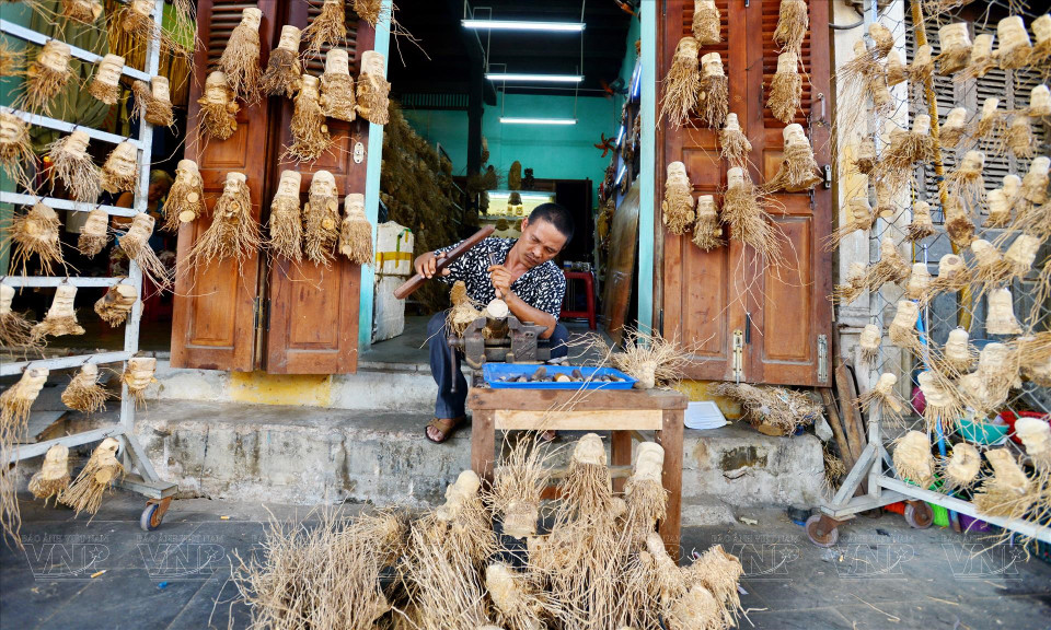 A local artist sculpt bamboo statues. (Photo: VNP/VNA)