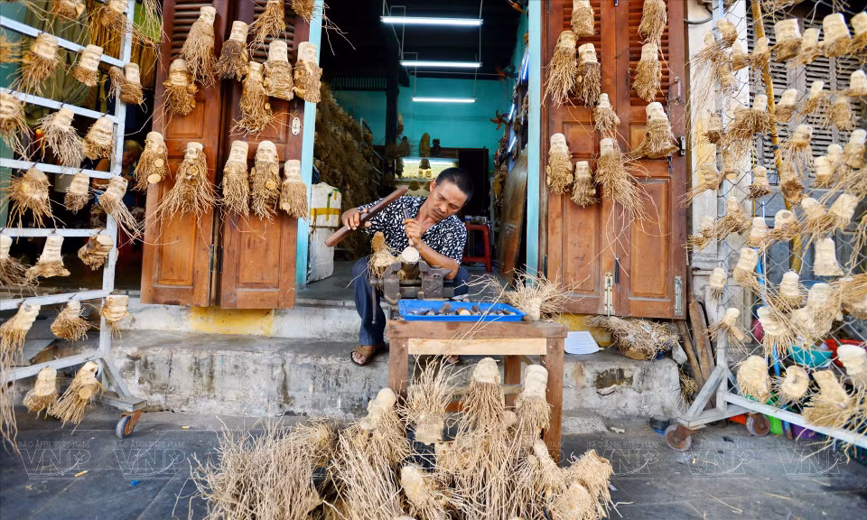 A local artist sculpt bamboo statues. (Photo: VNP/VNA)