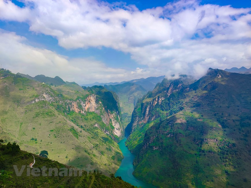 Nho Que is one of the most beautiful rivers in the northern mountainous province of Ha Giang. From above, it resembles a shimmering green thread descending from the sky, hidden in the middle of mountains. (Photo: Vietnam+)