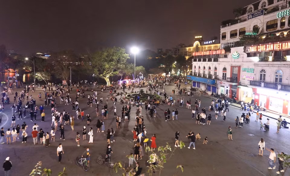 A large number of people came to have fun on the pedestrian mall around Hoan Kiem Lake on the evening of March 20. (Photo: VNA)