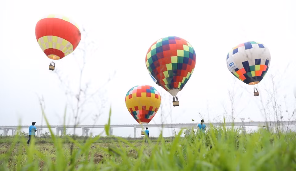 The hot air balloons began to soar in the sky of Hanoi. (Photo: VNA)