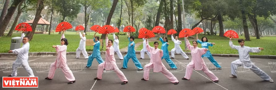 In many martial arts classes in Vietnam, hand fan martial arts are performed beautifully by older practitioners, winning the admiration of the younger generation. (Photo: VNP/VNA)