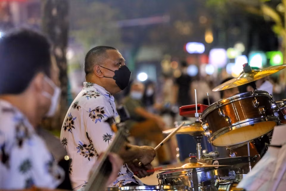 Performing arts on the pedestrian mall around Hoan Kiem Lake. (Photo: VNA)