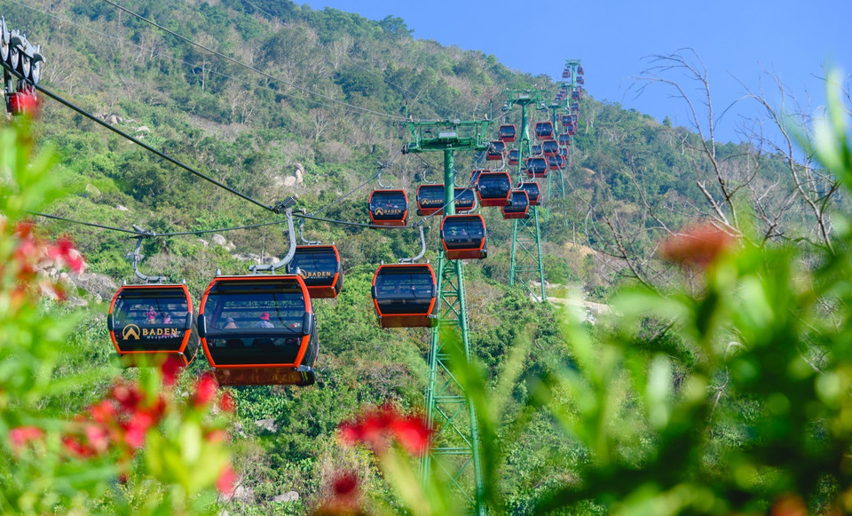 The cable car at Ba Den Mountain runs continuously to ferry tourists up and down. (Photo: VNA)