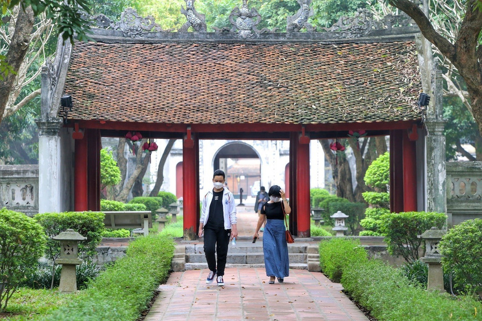 Tourists visit Temple of Literature. (Photo: VNA)